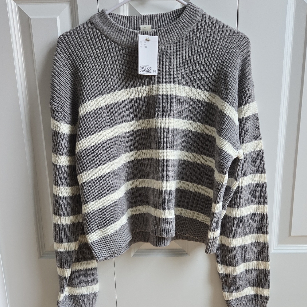 H&M Gray and Cream Striped Crewneck Sweater - Women